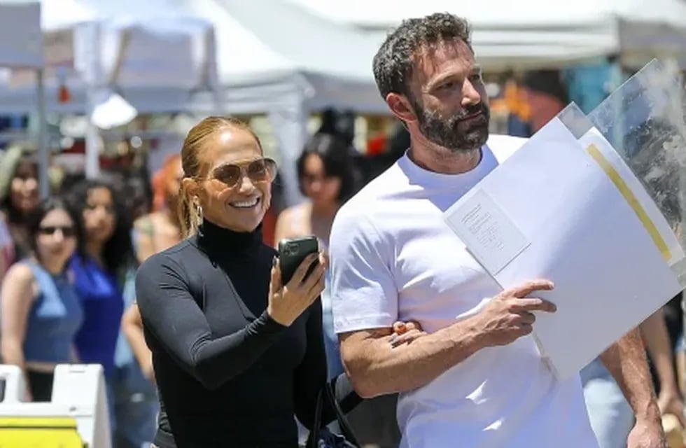 Jennifer Lopez y Ben Affleck pasearon por un mercado de pulgas