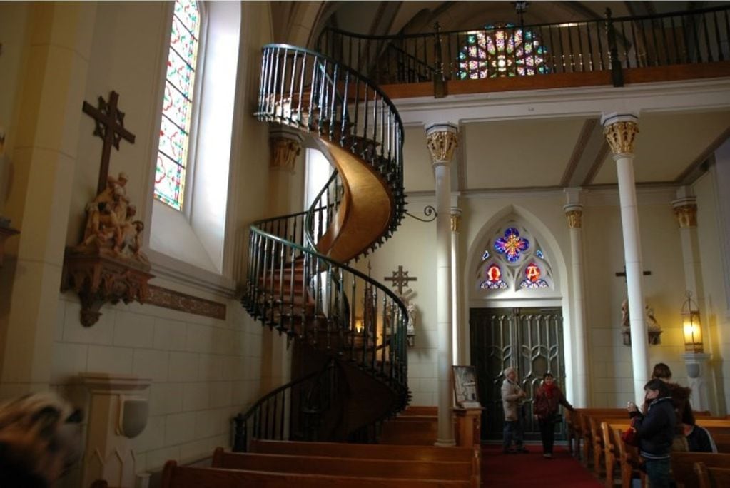 La escalera hace dos giros de 360°.