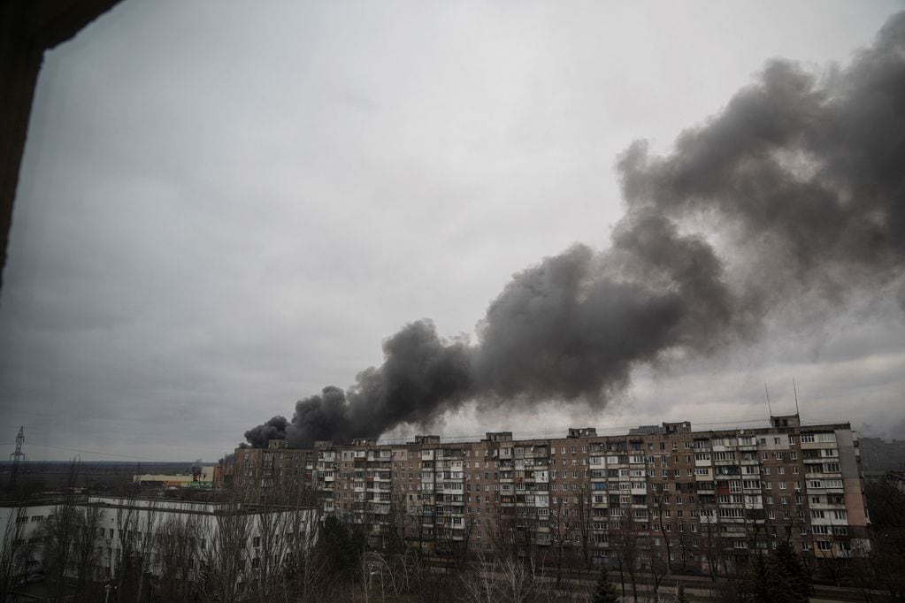 El humo se eleva después del ataque a una zona residencial de Mariúpol, Ucrania. (AP)