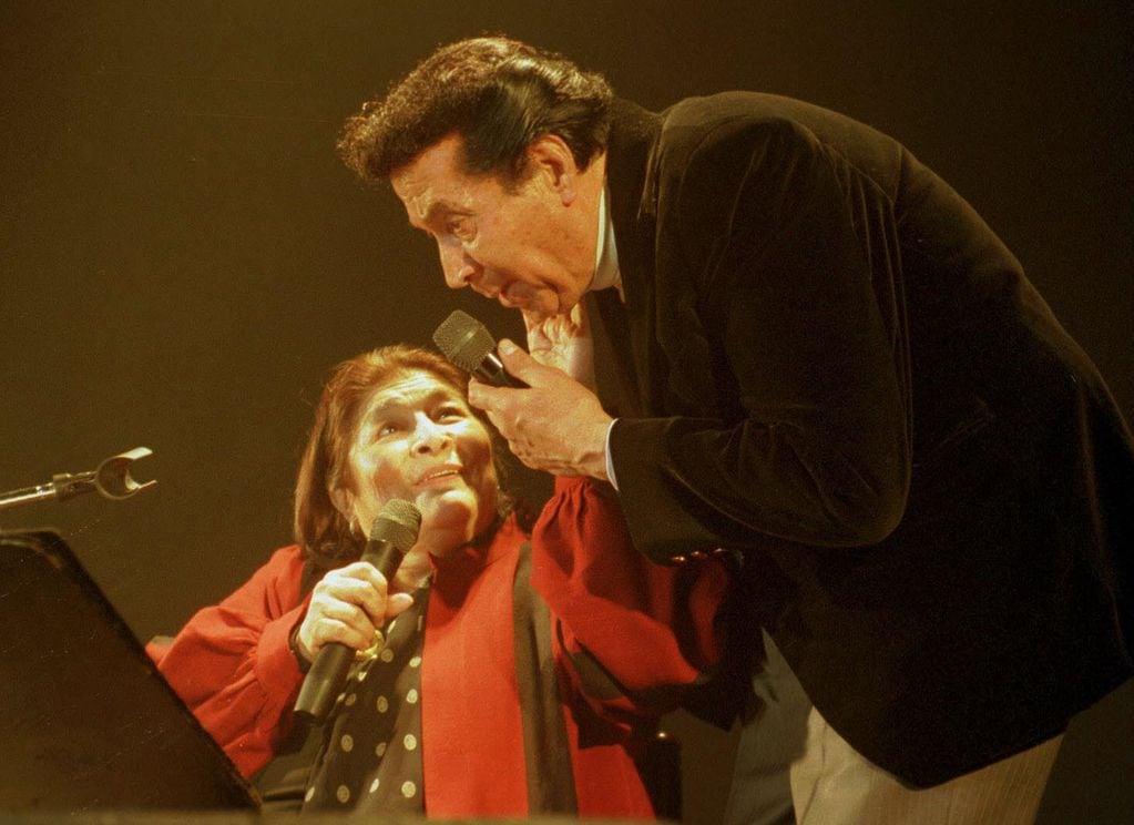 Mercedes Sosa junto al guitarrista mendocino Tito Francia. Junto fueron parte de los protagonistas del Nuevo Cancionero Popular.