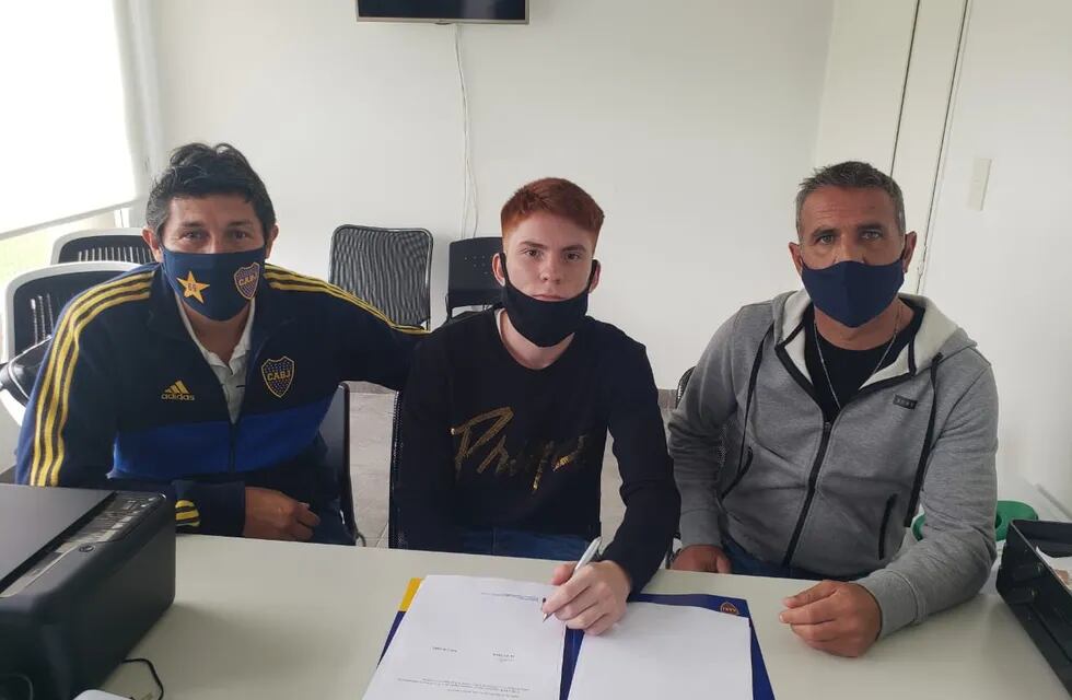 El juvenil Valentín Barco tiene 16 años y firmó su primer contrato profesional con Boca. / Gentileza.