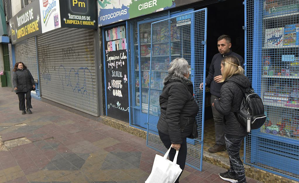 Una cadena de WhatsApp sobre supuestos saqueos sembró el pánico entre comerciantes del centro. Foto: Orlando Pelichotti / Los Andes.
