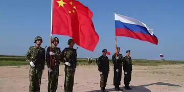 Soldados rusos y chinos