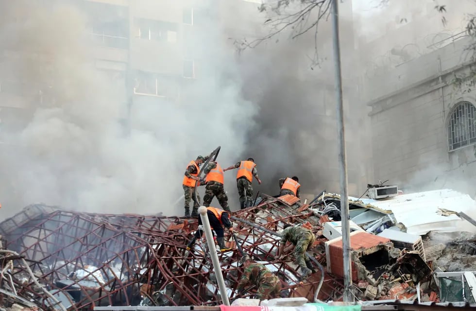 -FOTODELDÍA- Damasco, 01/04/2024.- Trabajadores de rescate en el lugar de un ataque aéreo en Damasco, Siria, el 1 de abril de 2024. Según la agencia de noticias árabe siria SANA, Israel lanzó un ataque aéreo contra el edificio del consulado iraní en Damasco. El consulado sufrió daños y el edificio contiguo quedó destruido. EFE/YOUSSEF DAFAWWI
