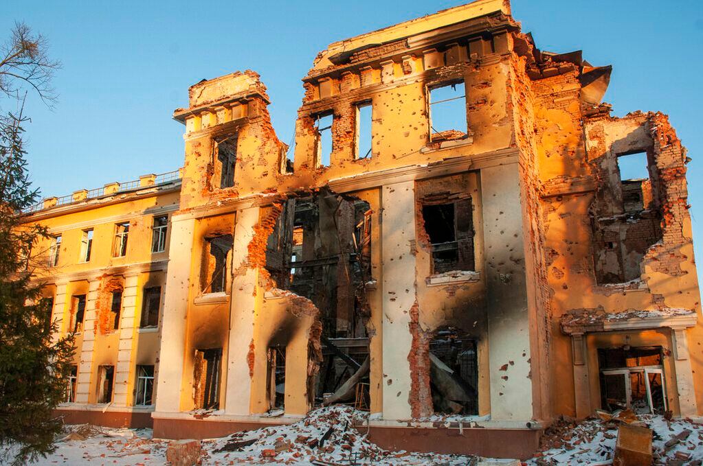 Un edificio dañado en Járkiv. Foto: AP / Andrew Marienko
