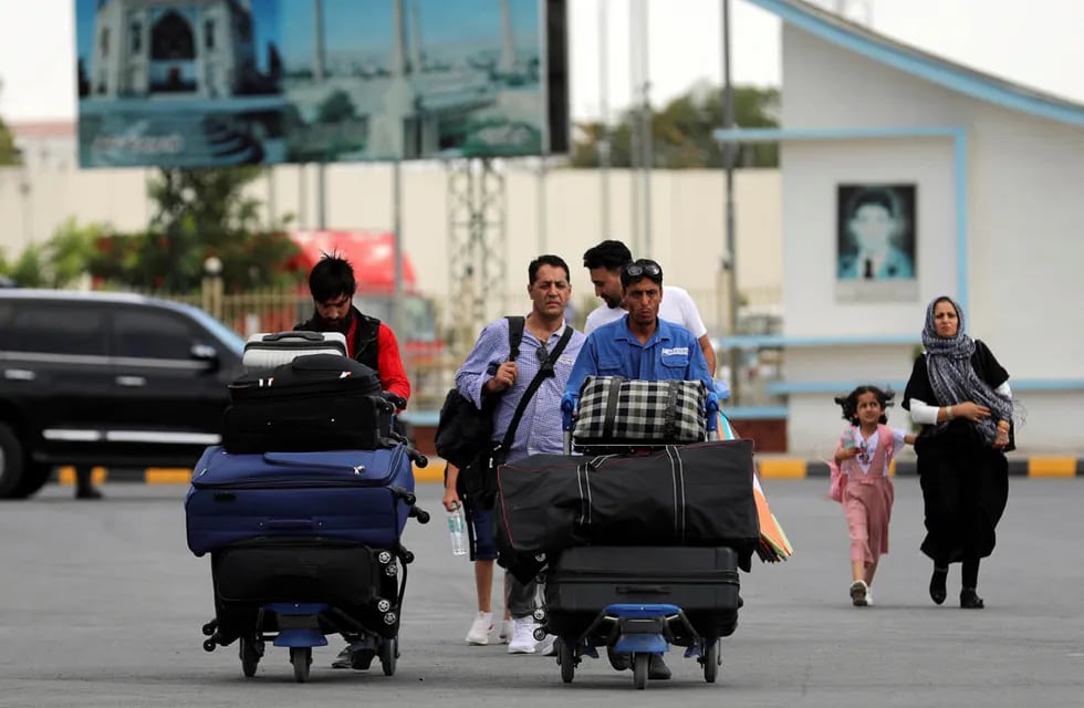 El aeropuerto de Kabul es casi la única forma de escapar de la guerra (AP)