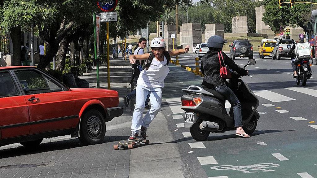 Evalúan regular el uso de patinetas y roller en la vía pública

Si bien los jóvenes los usan cada vez más como medio de transporte, desde la Policía aseguran que no está permitido usarlos como tales en la vía pública.

