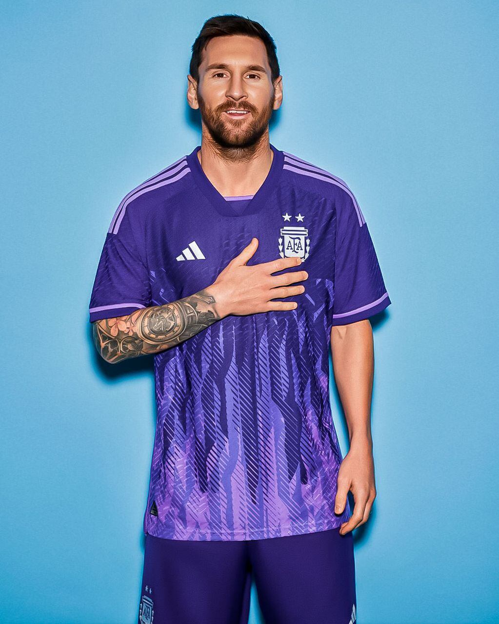 Lionel Messi presentó la camiseta suplente de la Selección Argentina para el Mundial de Qatar 2022.