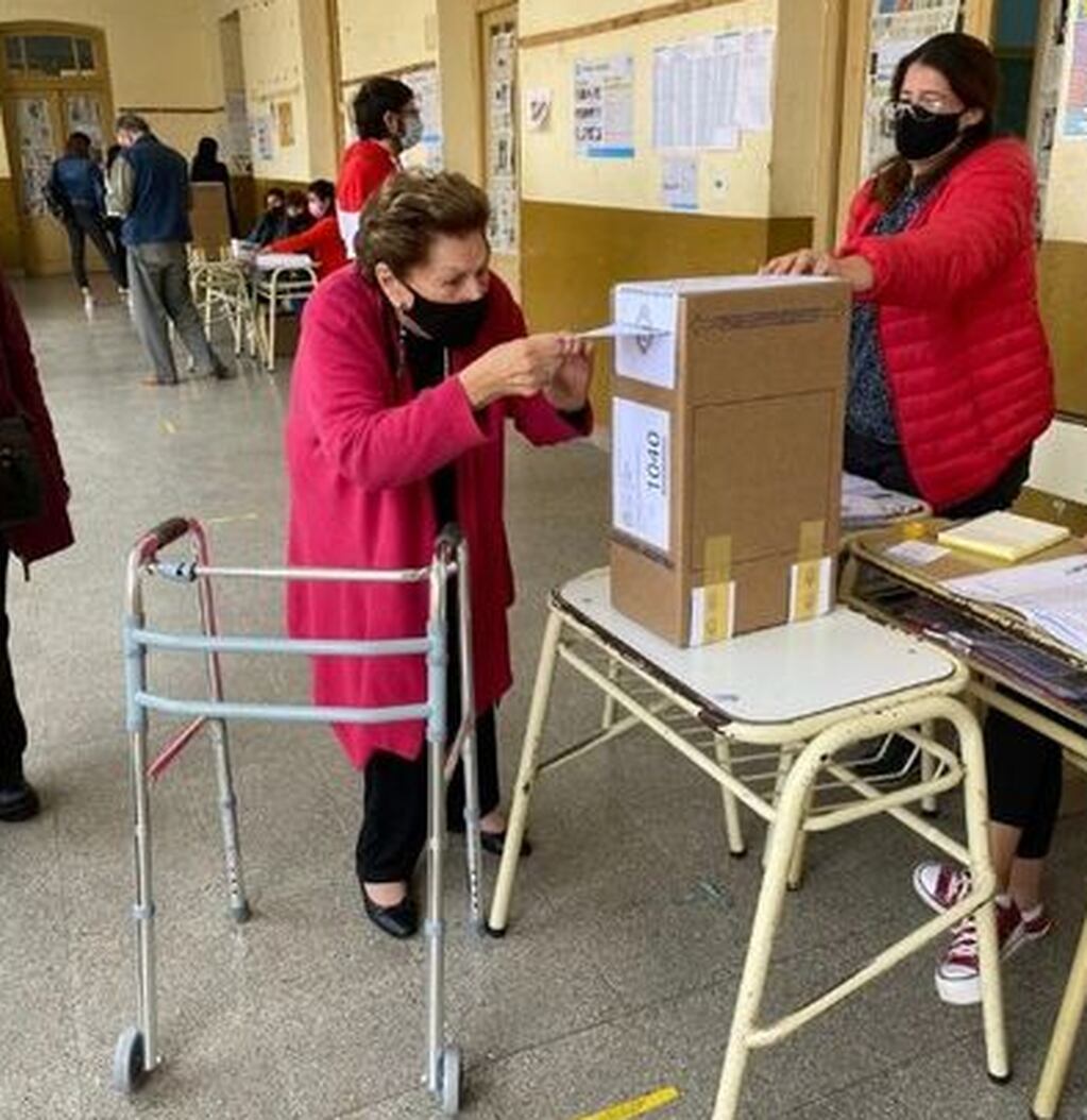 Ana María (100) votó en un colegio de Salta.