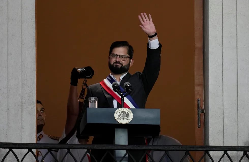 Gabriel Boric dio su primer discurso oficial de como presidente de Chile en La Moneda y ante una multitud