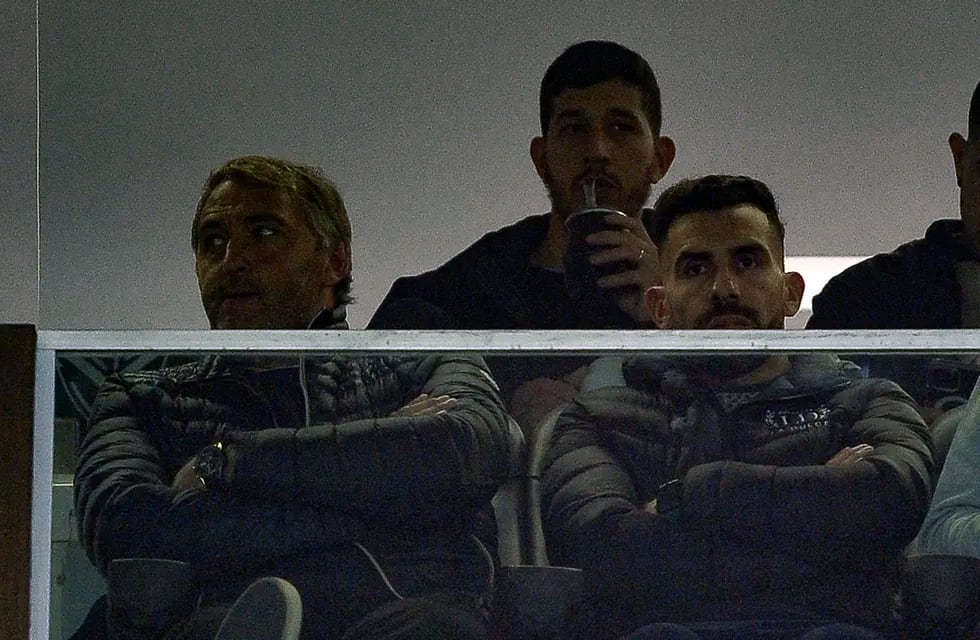 Carlos Tevez junto a Retegui en las tribunas del estadio de Vélez observando el partido de Central, su nuevo equipo. (Fotobaires)