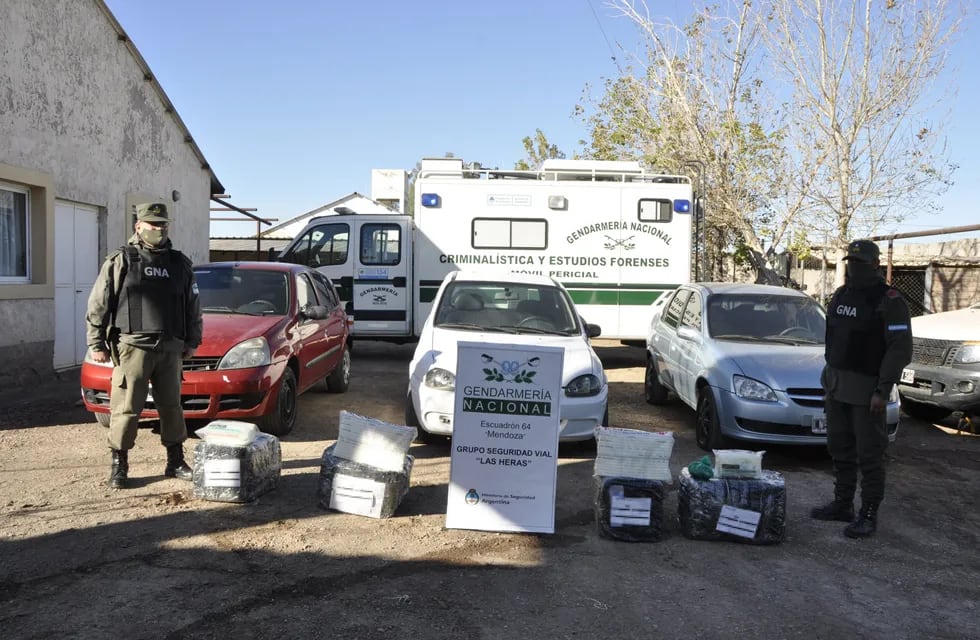 Efectivos de Gendarmería hallaron más de 17 kilos de cocaína en encomiendas que llegaron a una empresa de transporte.