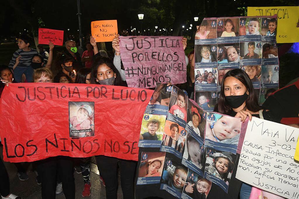 El viernes se realizó una protesta en la plaza Independencia para pedir justicia por Lucio y por los niños maltratados. Foto: José Gutiérrez / Los Andes