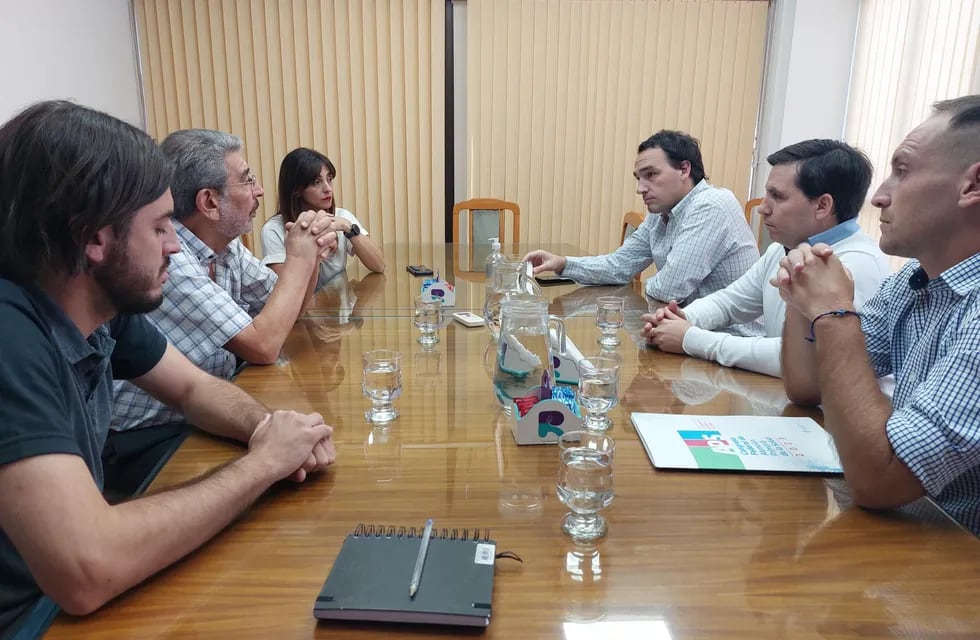 Funcionarios provinciales y municipales durante la primera reunión en el hospital Carlos Saporiti, de Rivadavia.