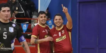 Martín Páez festeja con Nico Páez el tercer gol de Mendoza y se lo dedica a su pareja por su inminente paternidad.