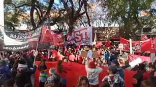 Protesta de agrupaciones políticas en la Biblioteca San Martín