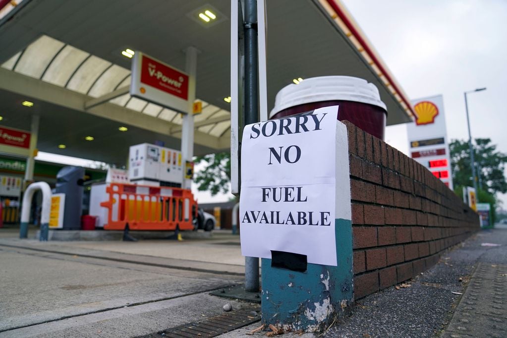 Vista de un letrero en una gasolinera, en Bracknell, Inglaterra. (Foto: Steve Parsons / AP).
