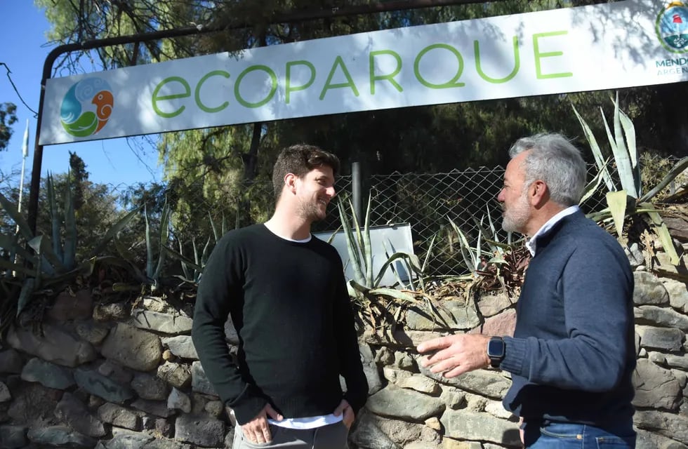 Ignacio Haudet, director del Ecoparque junto a Humberto Mingorance.