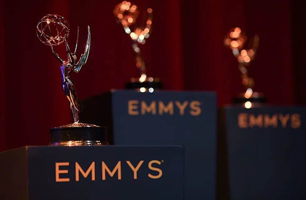 Los premios Emmy tuvieron lugar anoche y dejaron una larga lista de ganadores, entre ellos The Crown, Gambito de Dama, Hacks y otras.