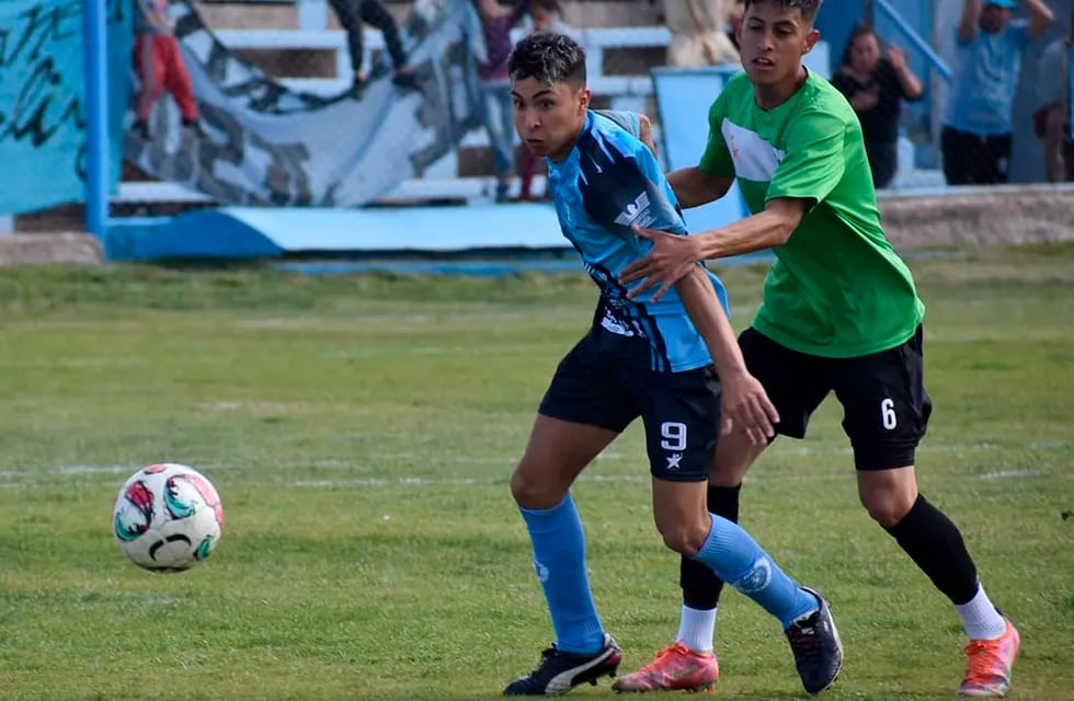 Goleador. Germán Fernández (9) hizo el primero de los tres goles de Gutiérrez frente a CAU. El Cele manda en la Zona A. / Gentileza Prensa GSC.