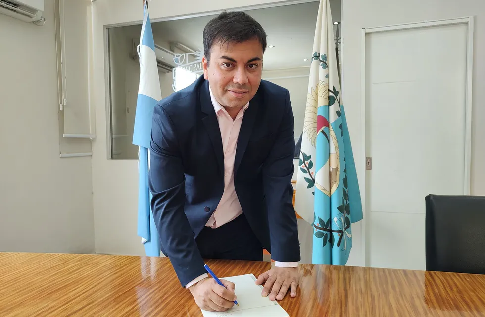 El flamante intendente de Las Heras, Francisco Lo Presti firma en el edificio municipal.