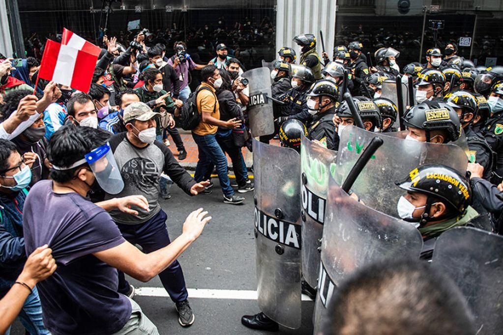 Cacerolazos masivos en Lima en protesta por el toque de queda impuesto por Pedro Castillo.