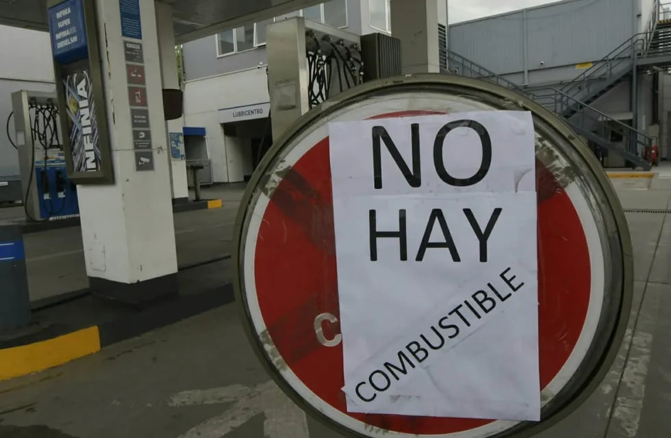 Con aumento de precios en los combustibles, siguen los carteles que avisan sobre faltantes (Orlando Pelichotti / Los Andes)