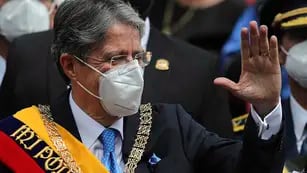 Presionado por las protestas, el presidente de Ecuador bajó el precio de los combustibles