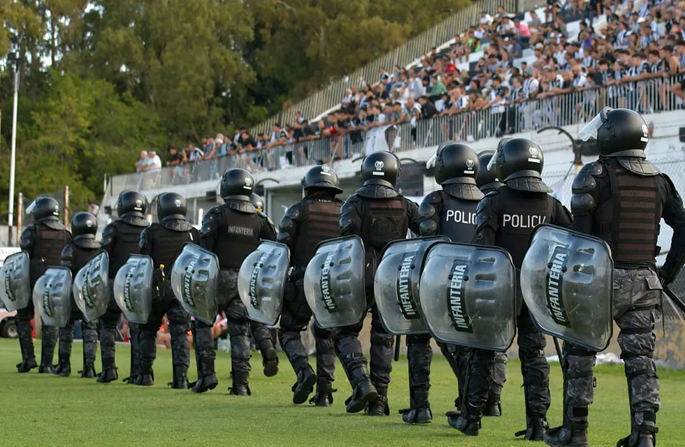 Personal policial en el estadio Víctor Antonio Legrotaglie
Foto : Orlando Pelichotti