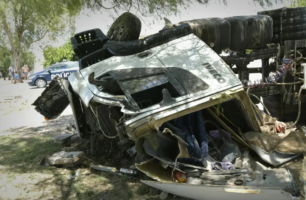 El camionero, de 45 años, falleció instantes después del vuelco. Foto: Orlando Pelichotti / Los Andes.
