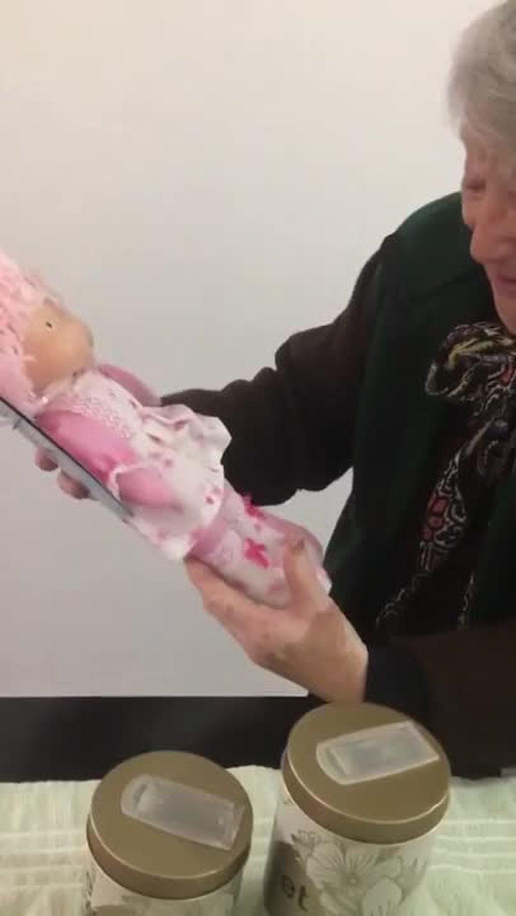 La joven Eli Quiroga decidió sorprender a su abuela con una muñeca por el día de su cumpleaños. Foto: Web
