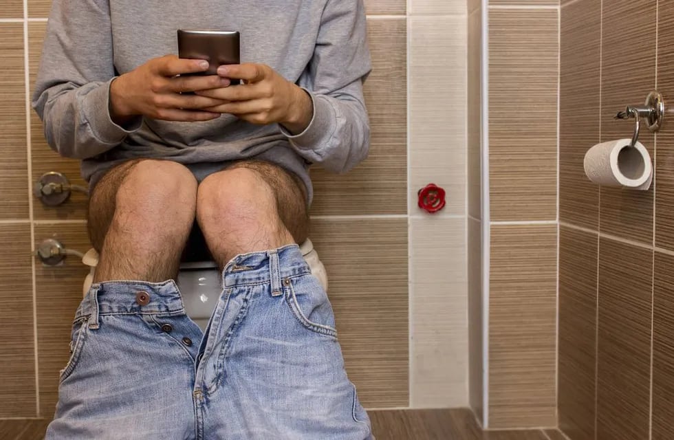 Un hombre pasó muchas horas sentado en el inodoro mirando su celular y se le salió el intestino. Foto: web