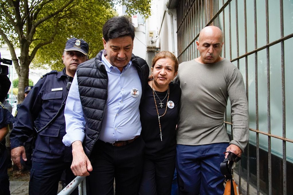 Los padres de Fernando Báez Sosa , junto a su abogado Fernando Burlando , llegan a los tribunales de Dolores por el juicio del asesinato del joven en manos de un grupo de rugbiers. foto: CLARÍN