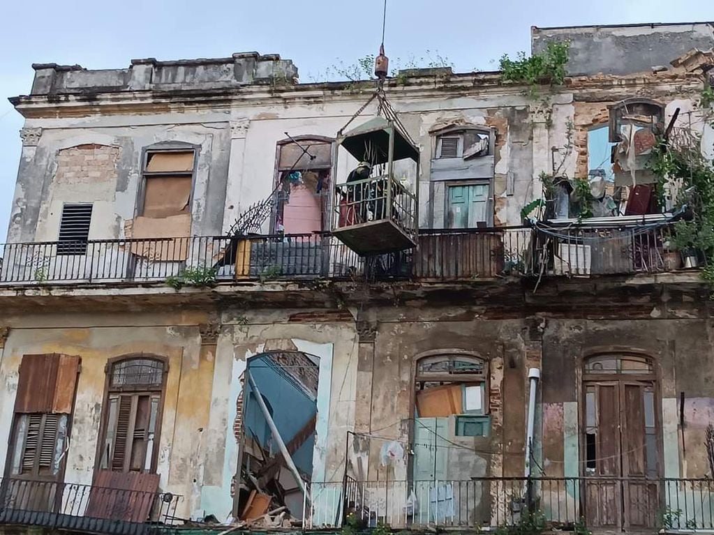 Hasta el momento, se conoce la existencia de una persona fallecida y otras dos permanecen bajo los escombros dentro del inmueble. 
Foto: X - Gobierno de Cuba.