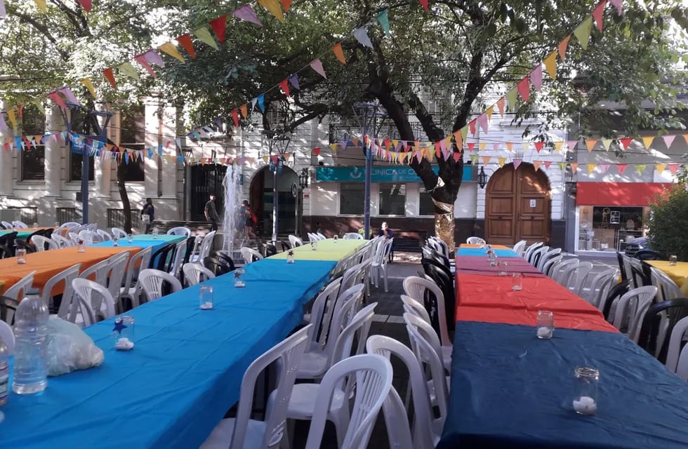 La fundación Puente Vincular organiza todos los 24 de diciembre en peatonal Sarmiento una cena comunitaria, abierta a quienes quieran compartir, con personas vulnerables y en situación de calle. Foto: Gentileza.