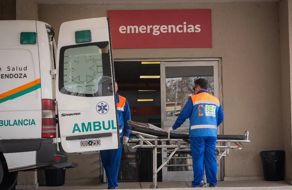 Un hombre de 47 años fue trasladado al hospital Scaravelli de emergencia debido a las lesiones tras ser aplastado por su auto.