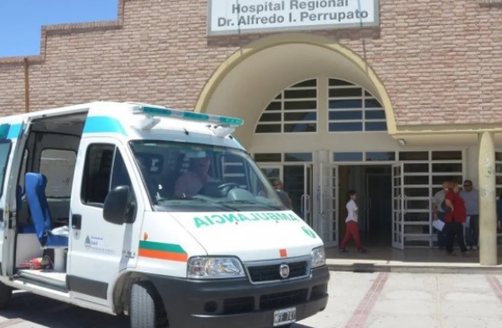 La joven solicitó ayuda a los compañeros y docentes que llamaron a la policía denunciando el caso y luego la trasladaron al hospital Perrupato, donde fue asistida por los médicos.