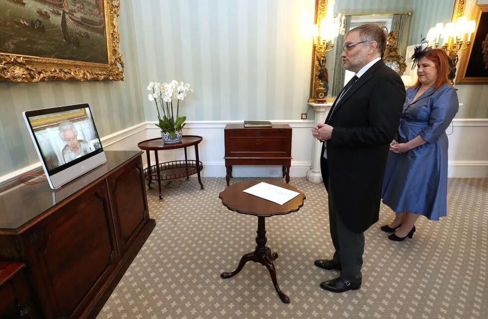 El embajador de la Argentina ante el Reino Unido e Irlanda Javier Figueroa, al momento de entrega de las cartas credenciales a la Reina / Foto: Reuters