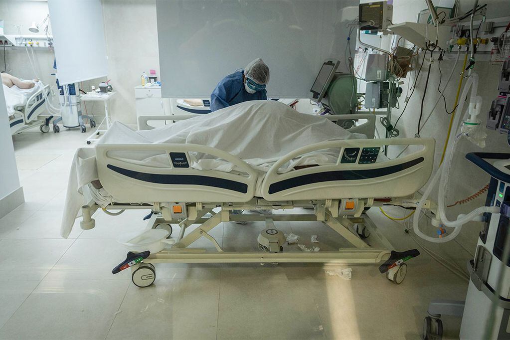 La enfermera Erica Blanco tapando un paciente fallecido por Covid-19 en la UTI del Hospital El Carmen. Foto: Ignacio Blanco / Los Andes