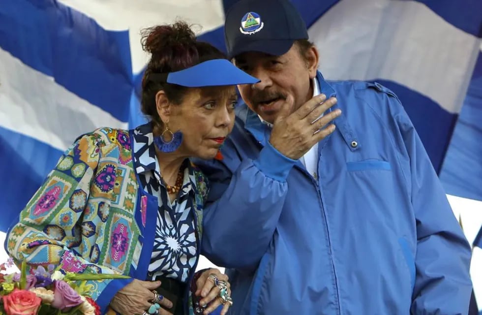 Daniel Ortega junto a su esposa Rosario Murillo. (Foto / AP)