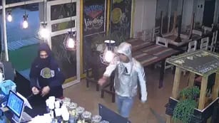 Dos delincuentes armados asaltaron un café en San Martín