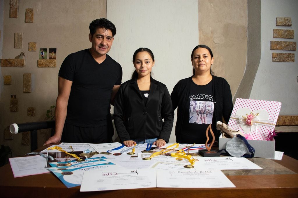 Morena junto a su padre Fabian Taboada y su madre Ivana Espejo. Foto: Mariana Villa / Los Andes
