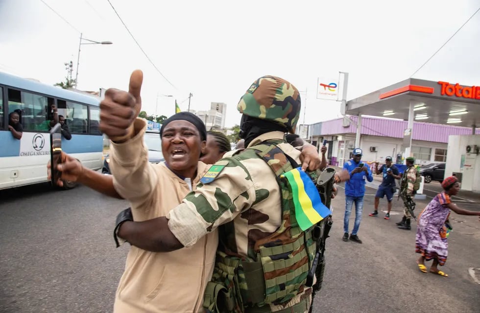 Una mujer abraza a un soldado mientras celebra el golpe de Estado en Gabón, este miércoles 30 de agosto de 2023.