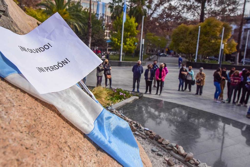En Mendoza, rindieron homenaje a los fallecidos por coronavirus, a través de la marcha de las piedras