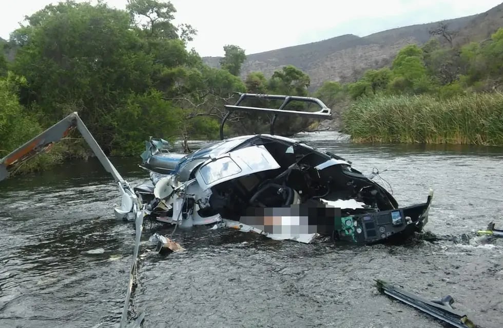 El helicóptero de Jorge Brito se estrelló sobre un dique en Cabra Corral, a 75 km de la capital de Salta. Gentileza El Tribuno.