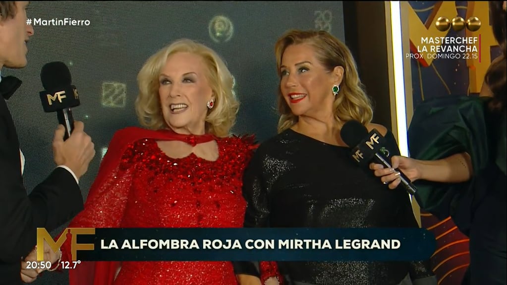 Mirtha Legrand y Marcela Tinayre en la alfombra roja de los Premios Martín Fierro 2022.