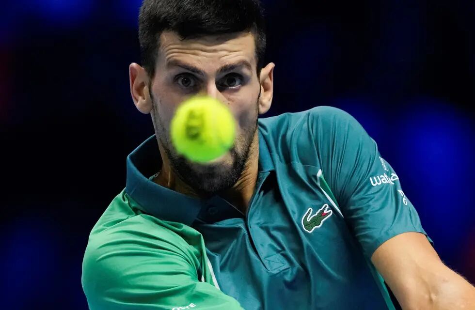 Novak Djokovic, número uno del mundo se impuso al inglés Cameron Norrie por 6/4 y 6/4, y llevó a Serbia a las semifinales de la Copa Davis. (AP)