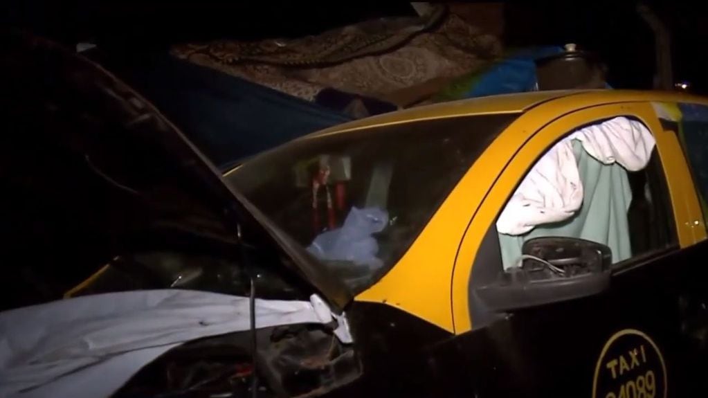 Se le rompió el taxi, no le alcanzó para arreglarlo y ahora duerme con su esposa en la calle.