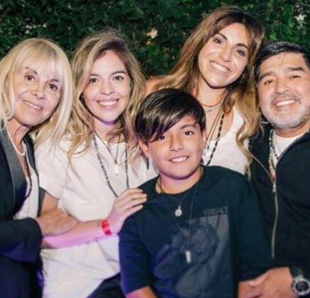 Maradona junto a sus hijos, Dalma, Gianina y Dieguito, además de Claudia Villafañe.
