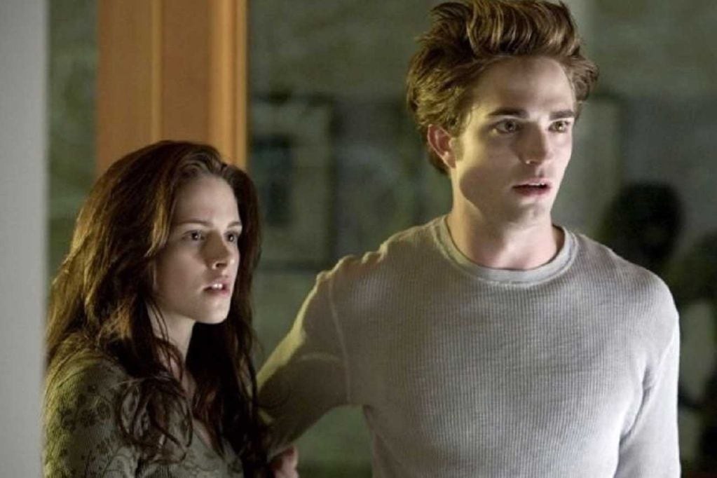Robert Pattinson y Kristen Stewart en "Crepúsculo". (Summit Entertainment/DPA)